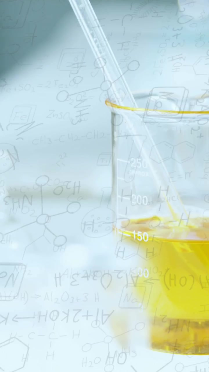 Animazione di composti chimici e formule scientifiche su becher in laboratorio