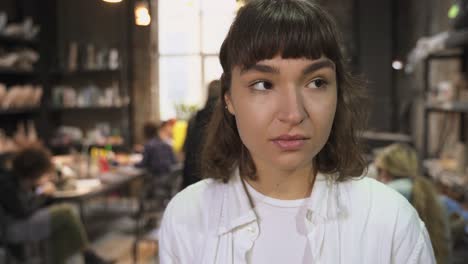 mujer en un estudio de cerámica