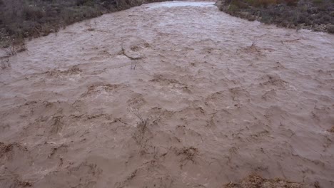 Hochwasser,-Das-Sich-Schnell-Den-Ventura-Fluss-In-Der-Nähe-Von-Ojai,-Kalifornien-Hinunter,-Mit-Sturmabfluss-Während-Der-Winterwetterüberschwemmung-Bewegt-1