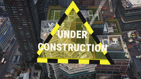 construcción de un rascacielos, triángulo de advertencia con texto en construcción - superposición digital 3d