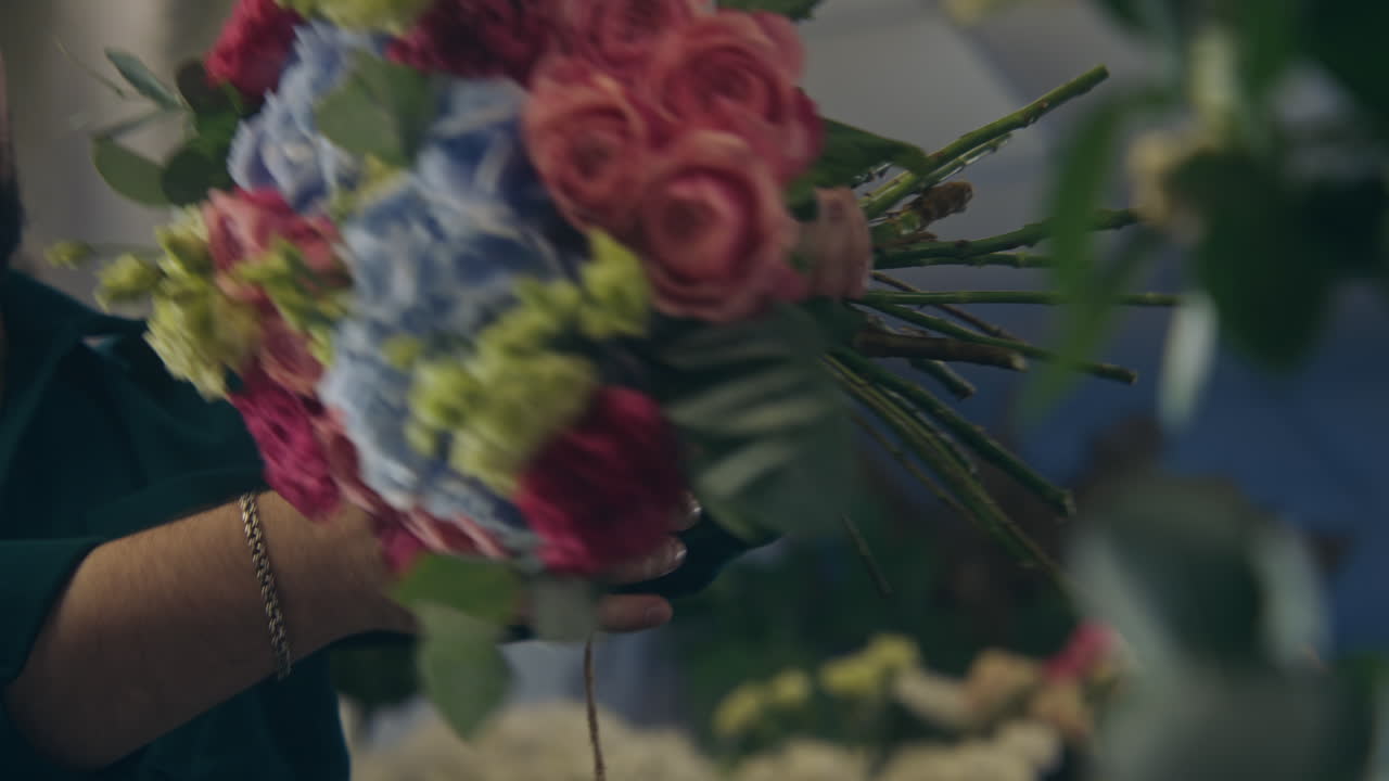 l'imprenditore fiorista lega un mazzo di fiori freschi