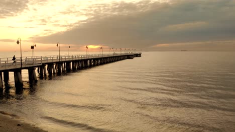 Schöne-Luftaufnahme-Sonnenaufgang-Am-Meer