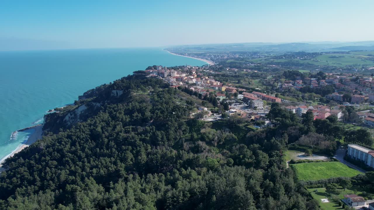 el pueblo de numana, conero riviera en le marche, italia, imágenes aéreas de drones