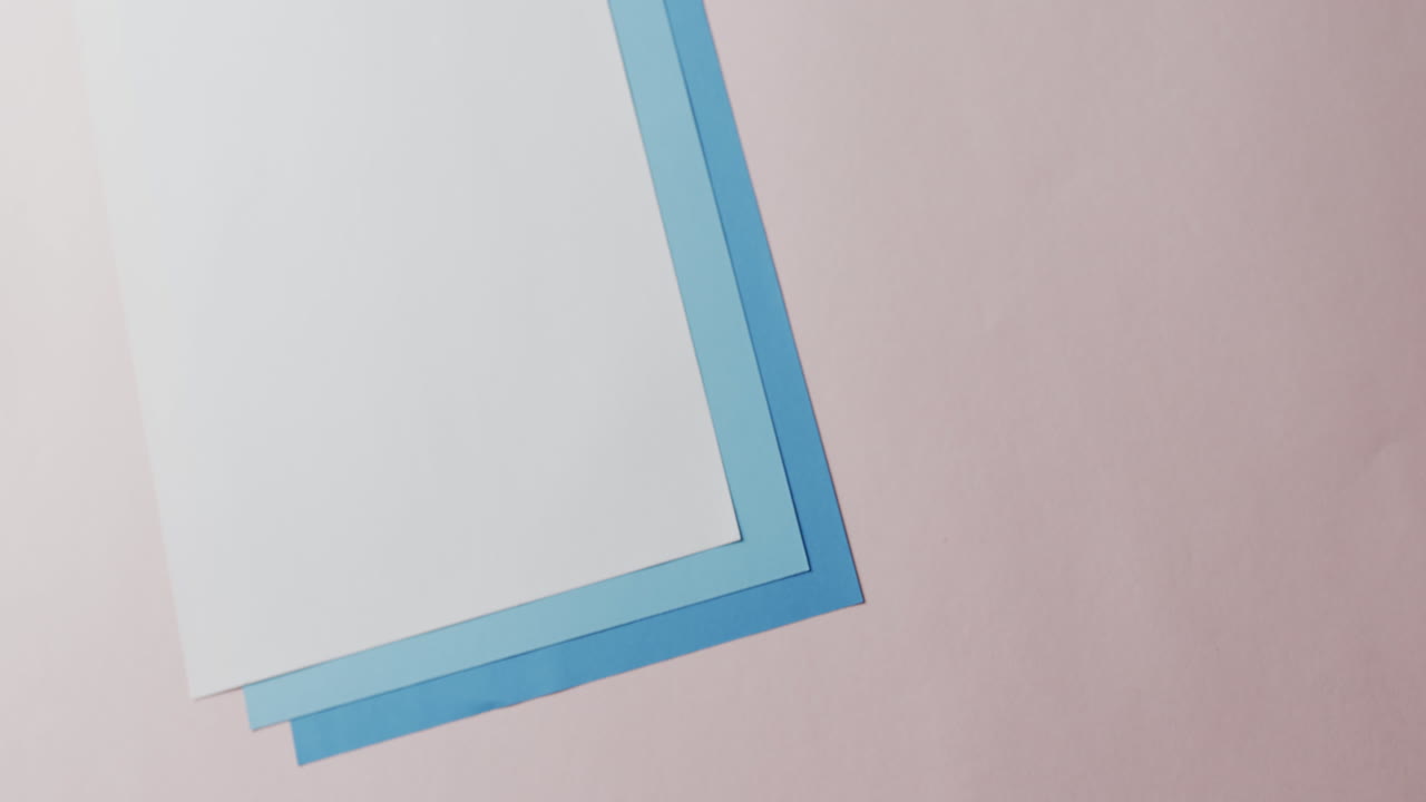 cerrado de tarjetas en blanco y azules sobre fondo blanco con espacio de copia en cámara lenta.