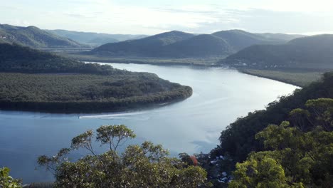 El-Barco-Pasa-Por-Un-Lago-Tranquilo