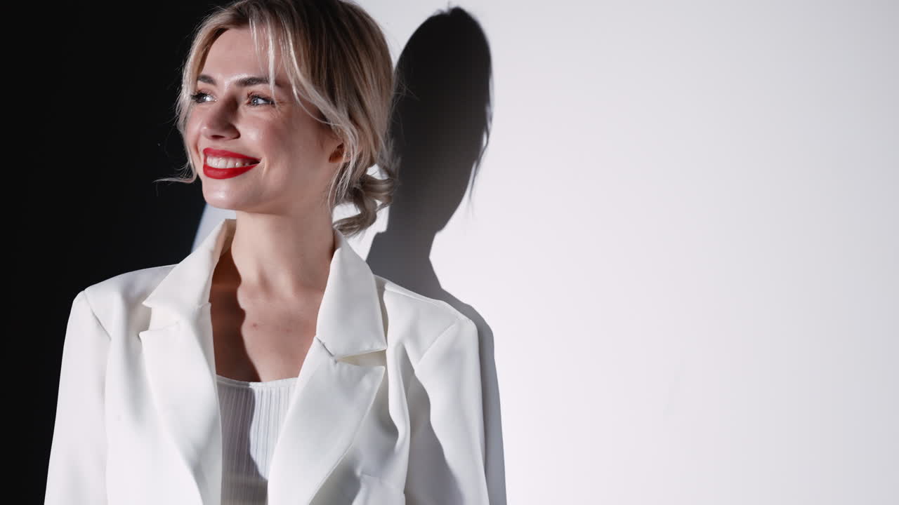 색 블레이저를 입은 사업가