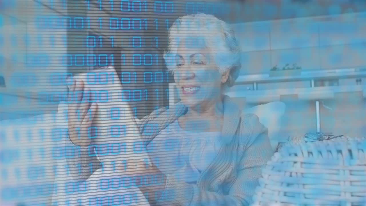 Ældre kvinde løfter tablet og trykker på skærmen med et pulserende binærkode-overlay for at udforske teknologi.