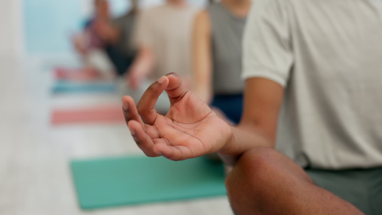 hombre, manos y meditación en la clase de yoga zen