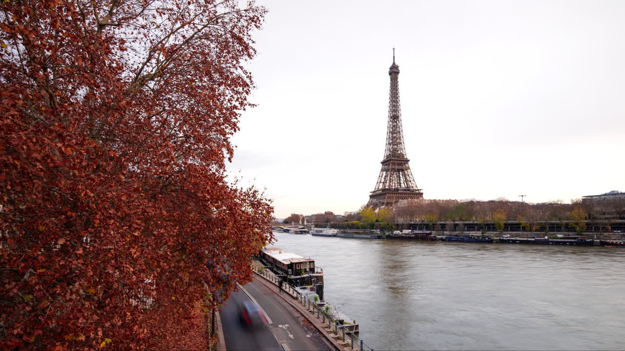 Hyperlapse della Torre Eiffel a Parigi sul fiume Senna in inverno con traffico e foglie che cadono