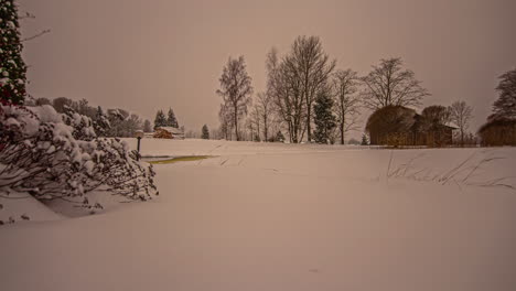 Tiro-Estático-De-Cabañas-De-Madera-Cubiertas-Con-Una-Gruesa-Capa-De-Nieve-Blanca-En-Un-Frío-Día-Nublado-De-Invierno-En-Timelapse