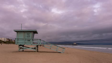 Timelapse-En-La-Playa-De-Manhattan-Con-Torre-De-Salvavidas-En-California,-Estados-Unidos