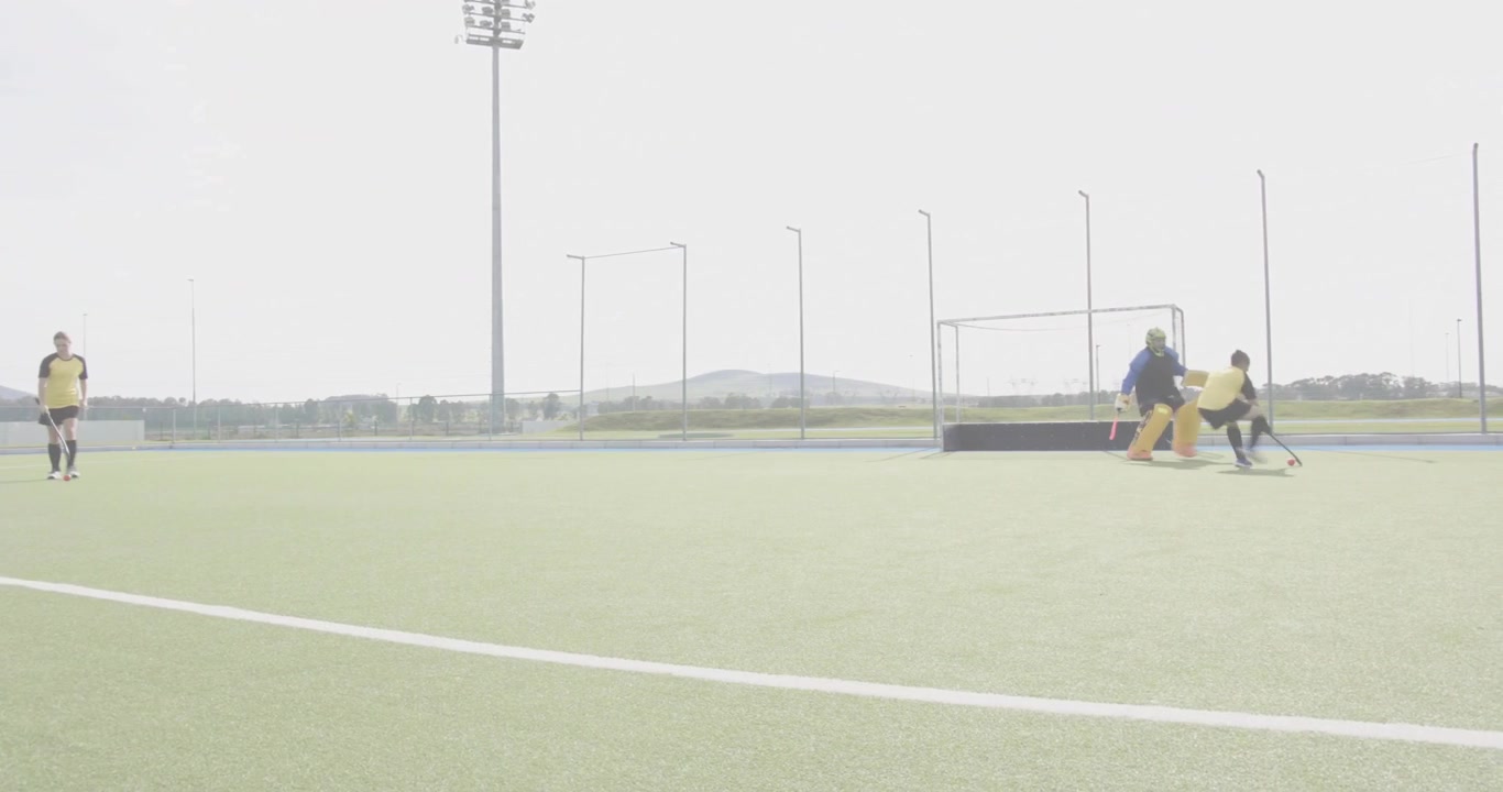 攻撃者がパスを受け取り加速して得点する中、スポーツにおいて軌跡の線がボールの経路をたどる。