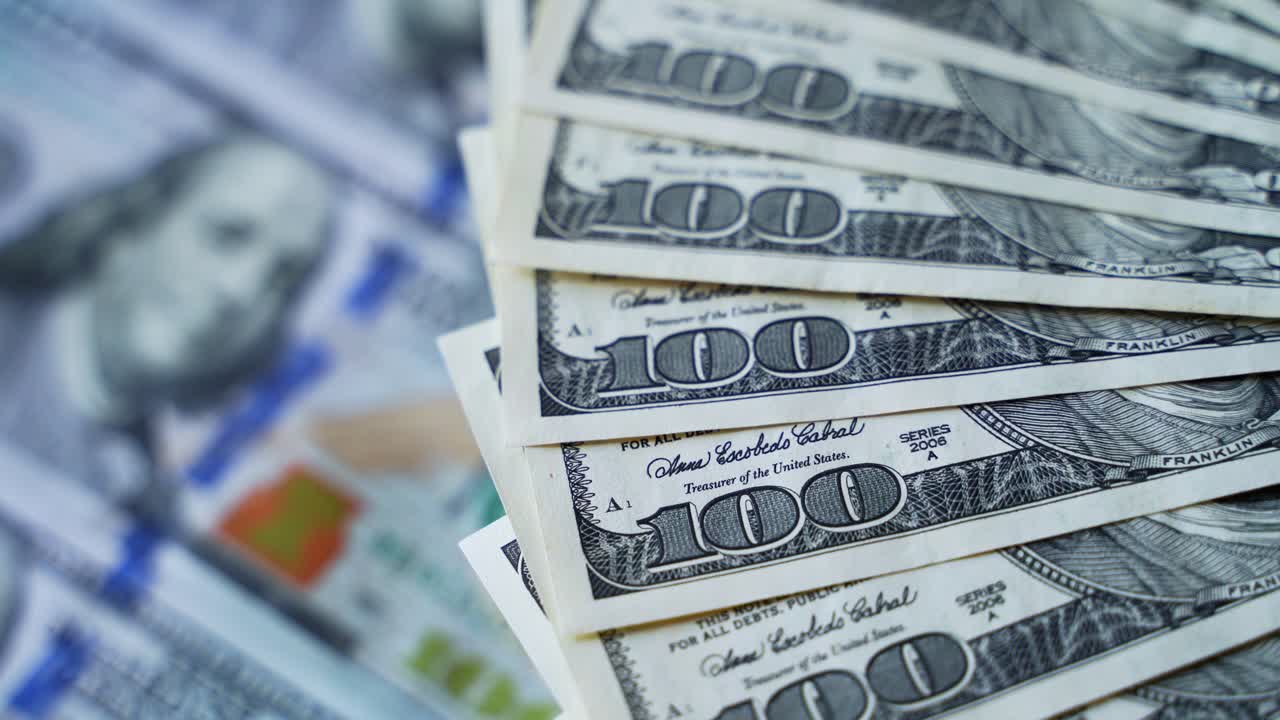 una pila de billetes de 100 dólares