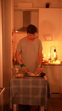 hombre cocinando verduras en la cocina