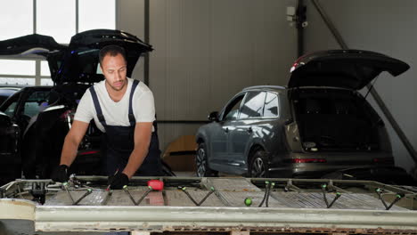 mecánico de automóviles trabajando en una batería de automóvil