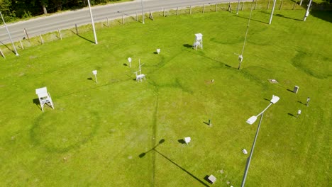 Sitio-De-Estaciones-Meteorológicas-De-Borucino-En-Tierra-Para-Medir-La-Información-Climática-Del-Viento-Y-El-Suelo---Vista-Aérea