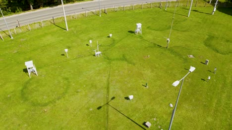 sitio de estaciones meteorológicas de borucino en tierra para medir la información climática del viento y el suelo - vista aérea