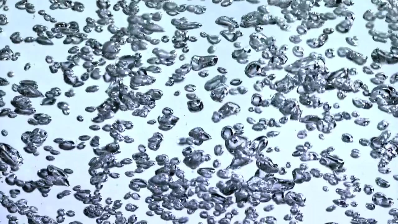 Numerose bolle d'aria in risalita in acqua limpida