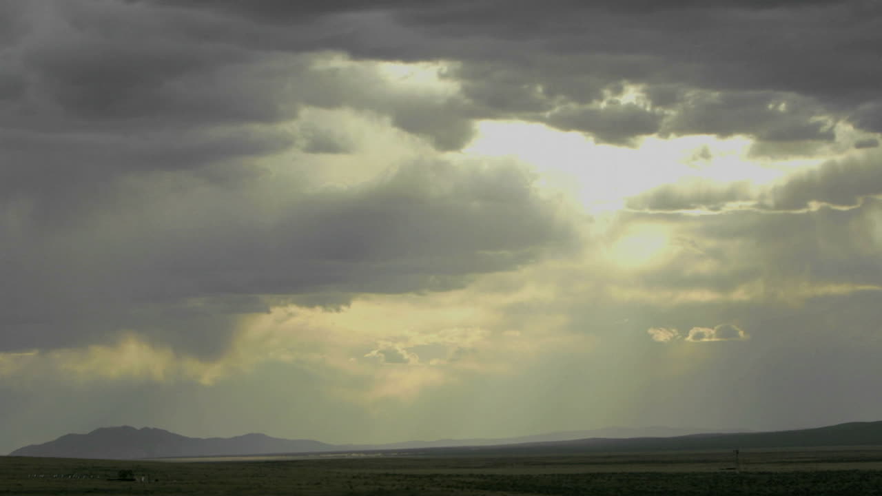 구름이 어두워지는 하늘을 통해 이동