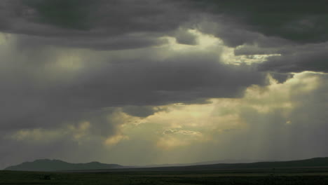 Wolken-Ziehen-Durch-Einen-Sich-Verdunkelnden-Himmel