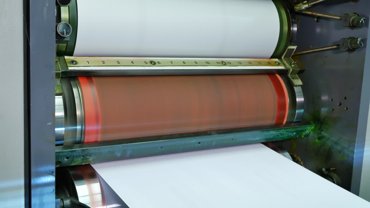 los sobres se están imprimiendo en una gran fábrica, cinta transportadora