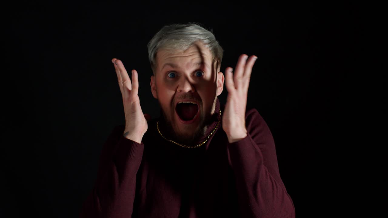 기에 싸인 젊은이가 경쟁에서 승리하여 목표를 달성하고 승리의 몸짓을 하고, "예"라고 말하고, 주먹을 보여줍니다.