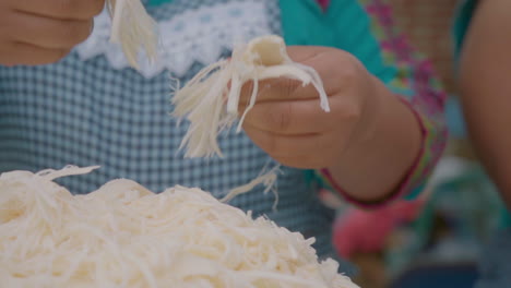 Romper-El-Quesillo-Queso-Tradicional-De-Oaxaca,-Mexico