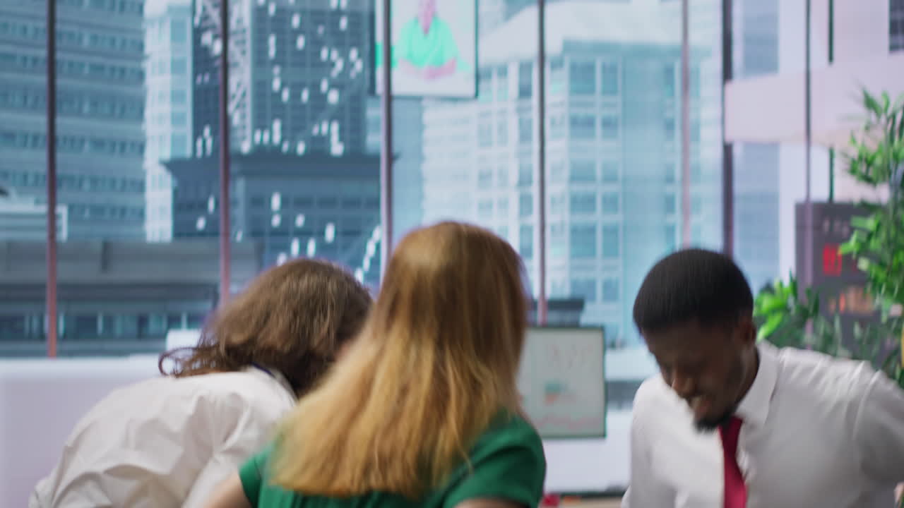 el equipo de reclutadores de hr saluda a un candidato a un trabajo en una entrevista con un apretón de mano