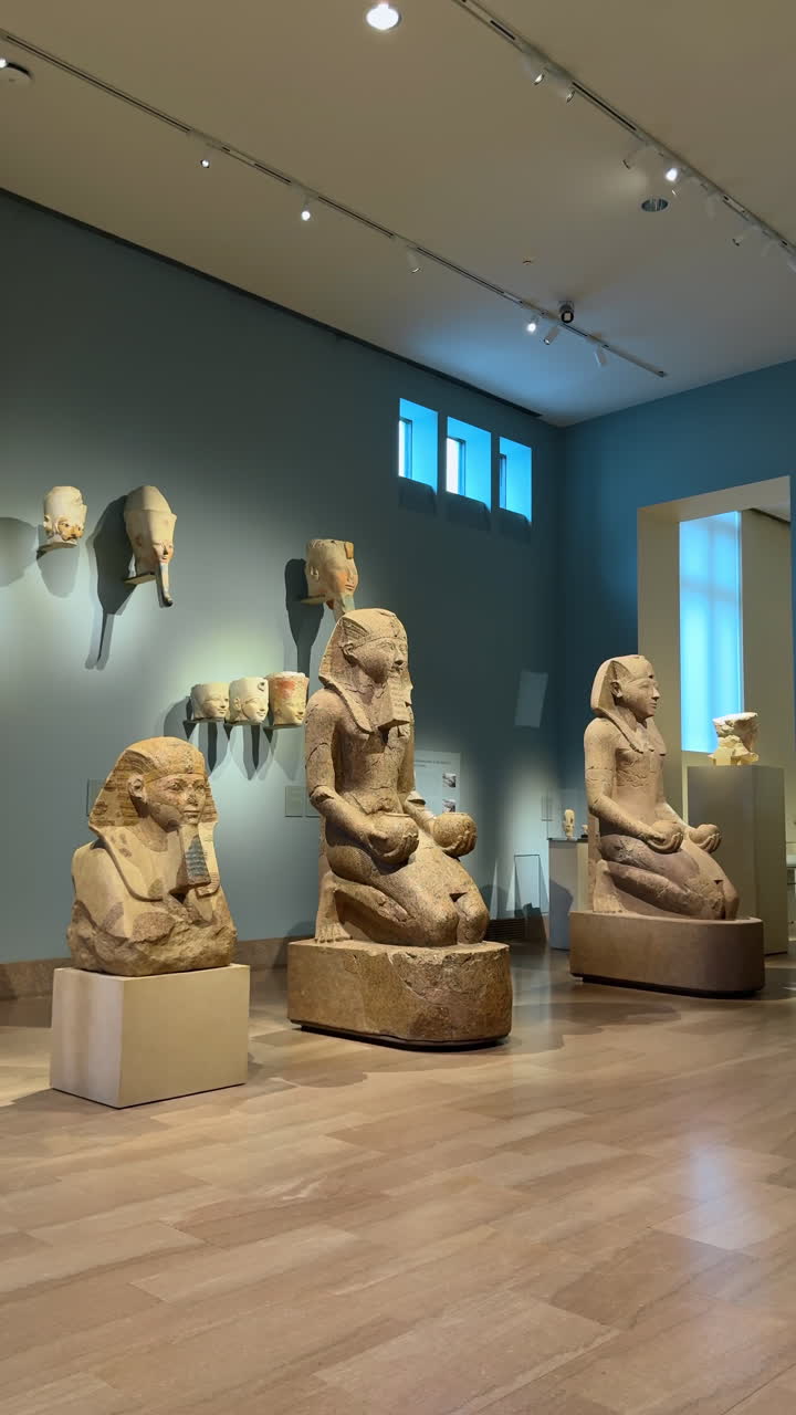 New York, USA, 2 marzo 2026: Fila di antiche statue egizie nella sala della galleria di un museo. Sculture e busti di faraoni in pietra su piedistalli in uno spazio espositivo di museo illuminato a New York City