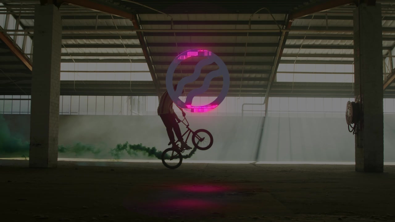 Animert logoavsløring med glitch-effekter og BMX-rytter