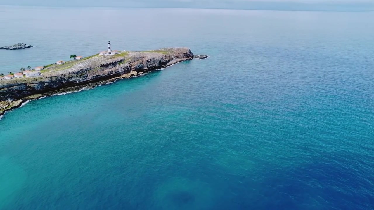 Faro dell'Arcipelago di Abrolhos sull'isola di Santa Bárbara, Caravelas, Bahia, Brasile, costruito nel 1861, che segnala pericoli di barriera corallina all'interno di un parco nazionale marino su un'isola vulcanica nell'Atlantico meridionale, imbardata in avanti