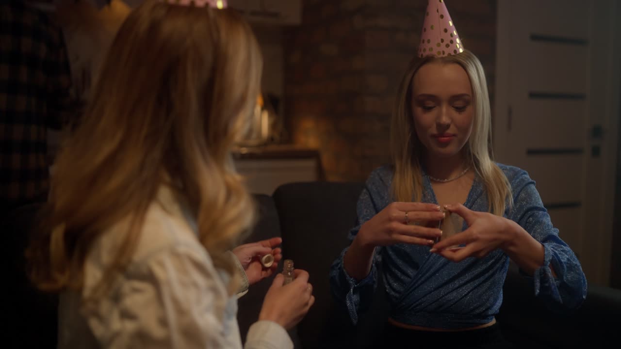 chicas adolescentes celebrando su cumpleaños