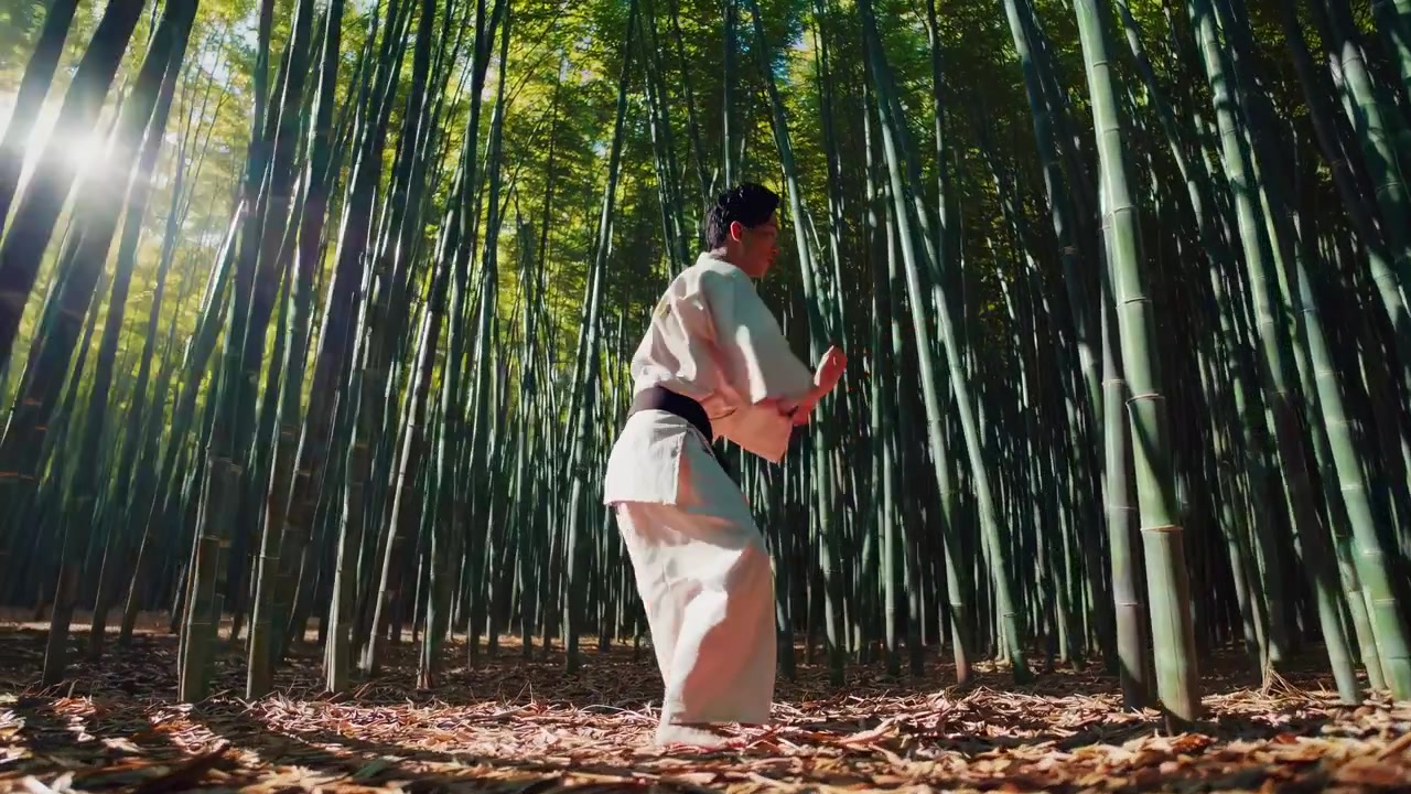 Artista marziale che pratica karate in una foresta di bambù