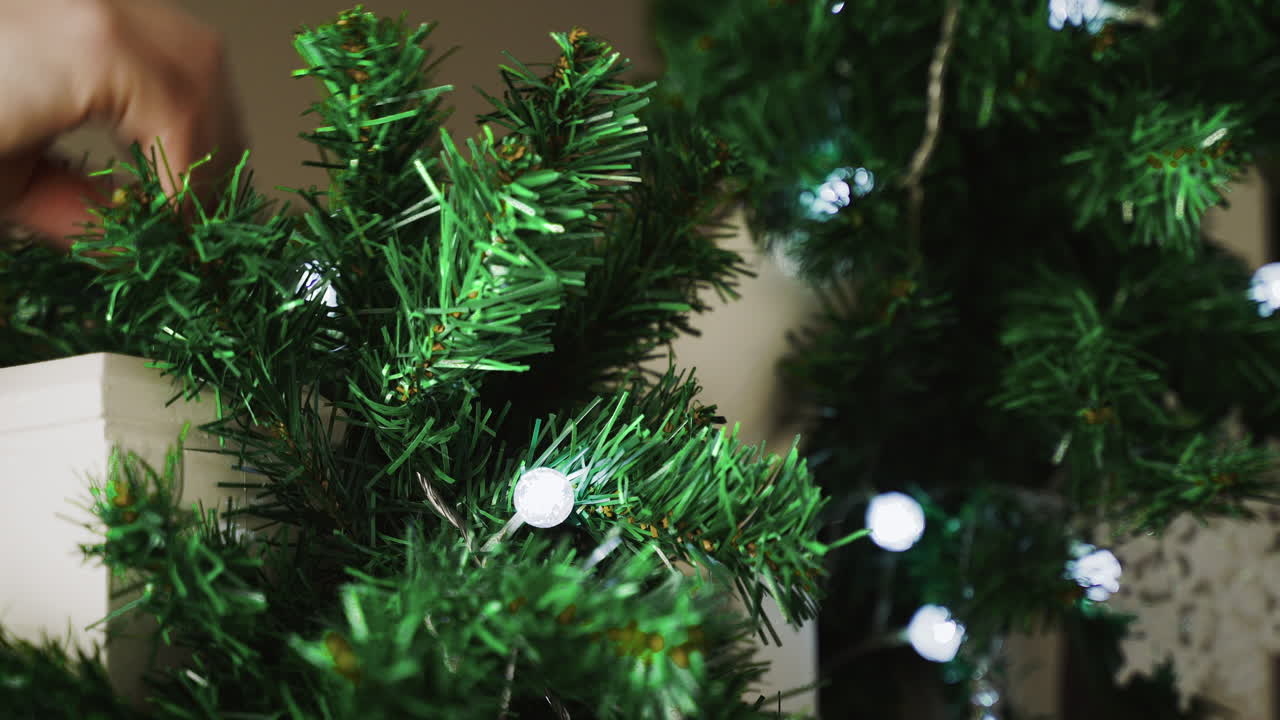 крупный план гирлянды, прикрепленной к перилам