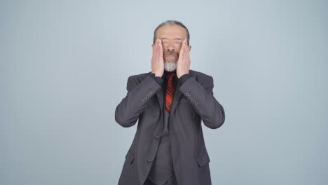 hombre de negocios con ojos adoloridos.
