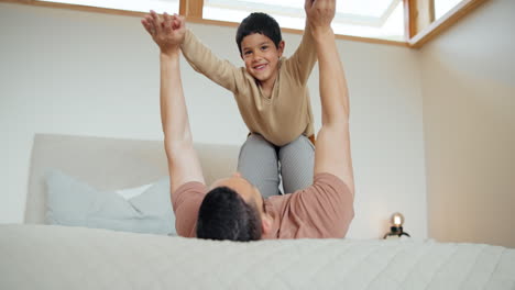 hombre, niño y niño en la cama con el avión