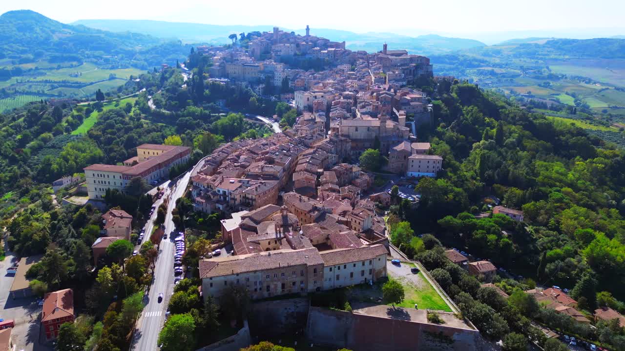 increíble vista aérea desde arriba vuelo montepulciano toscania pueblo medieval de montaña