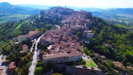 Increíble-Vista-Aérea-Superior-Vuelo-Montepulciano-Toscana-Pueblo-De-Montaña-Medieval