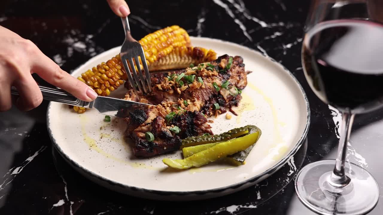 delicioso cerdo a la parrilla con maíz y pepinillos