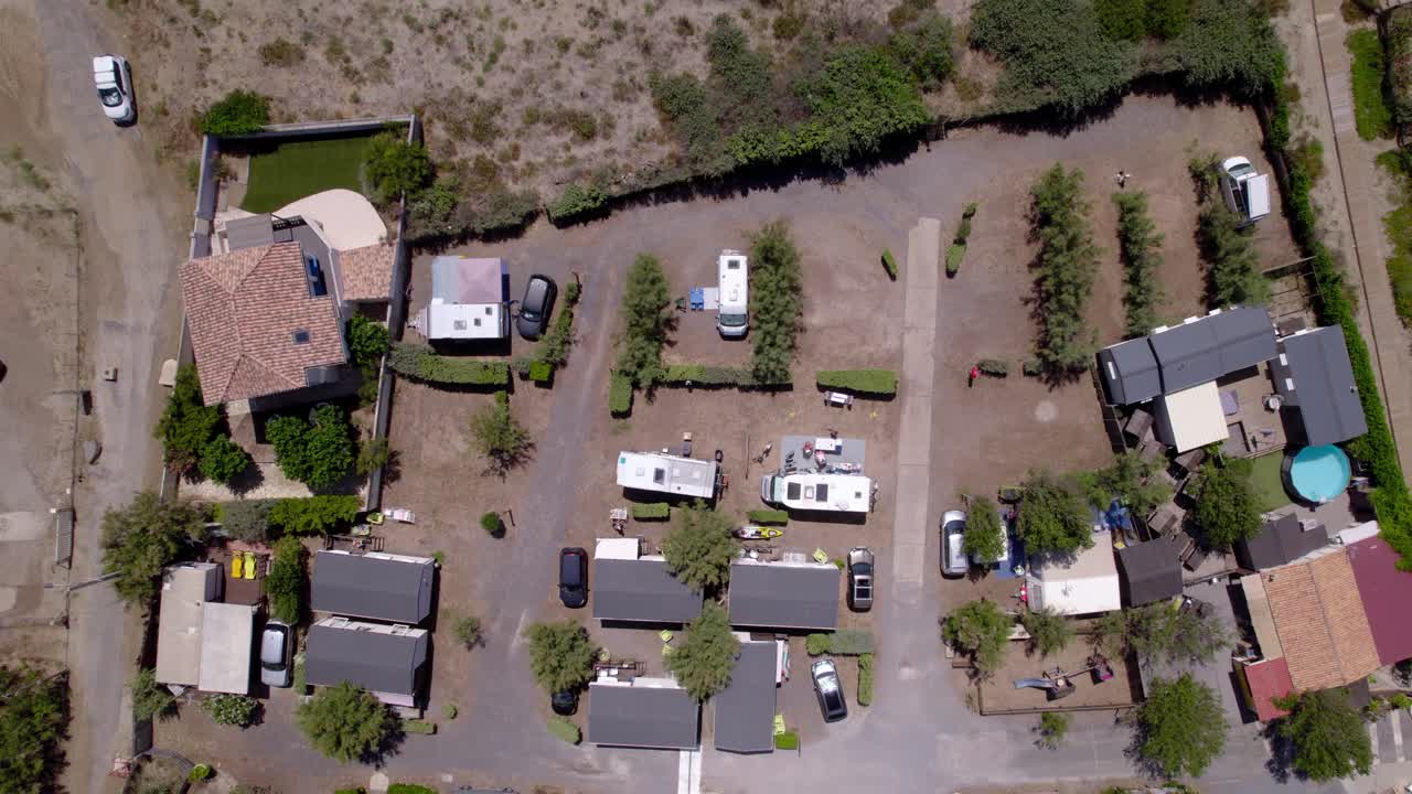 una hermosa ciudad costera junto al mar