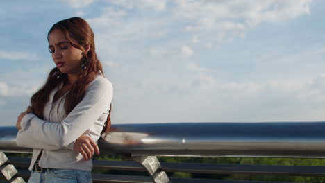 mujer solitaria al aire libre