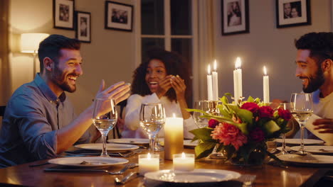 amigos disfrutando de una cena