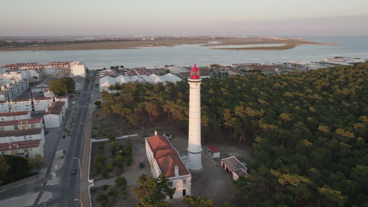 faro de vila real de santo antonio con la ciudad junto al río guadiana al fondo, órbita aérea