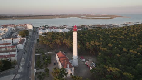 Faro-De-Vila-Real-De-Santo-Antonio-Con-La-Ciudad-Junto-Al-Río-Guadiana-Al-Fondo,-En-órbita-Aérea