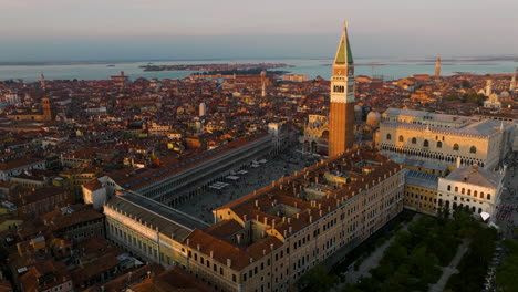 Aerial-View-Of-Tourists-At-The-Saint-Mark's-Square-In-The-City-Of-Venice,-Italy