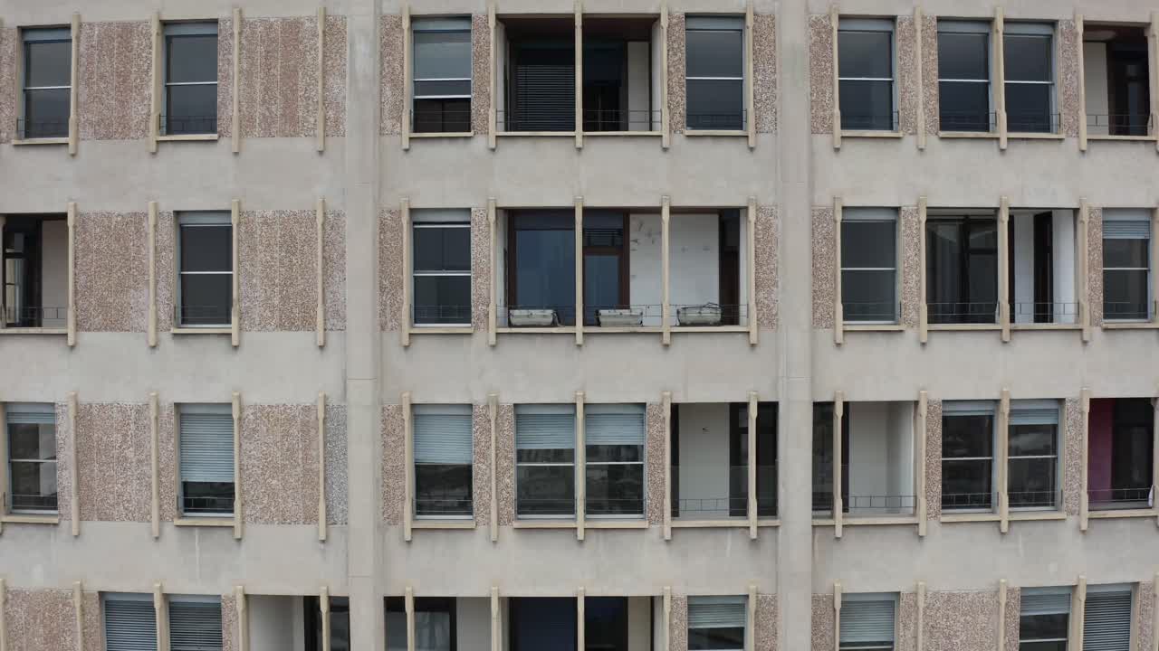 vista detallada de cerca de la torre velasca en milán, vuelo aéreo hacia atrás