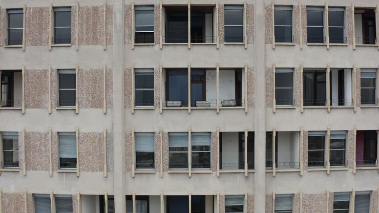 Vista detalhada em close-up da Torre Velasca em Milão, recuo aéreo