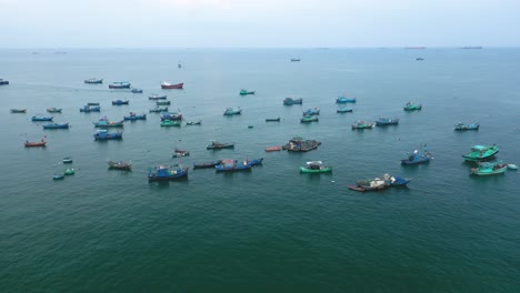 越南的傳統漁船在 vung tau 停泊,在早晨的光線下飛過