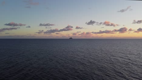 Establecedor-Vista-Aérea-Del-Islote-De-La-Isla-De-Toro-En-Cerdeña,-Volando-Sobre-El-Mar-Frente-A-La-Costa-De-Sant&#39;antioco-Al-Atardecer,-Adelante