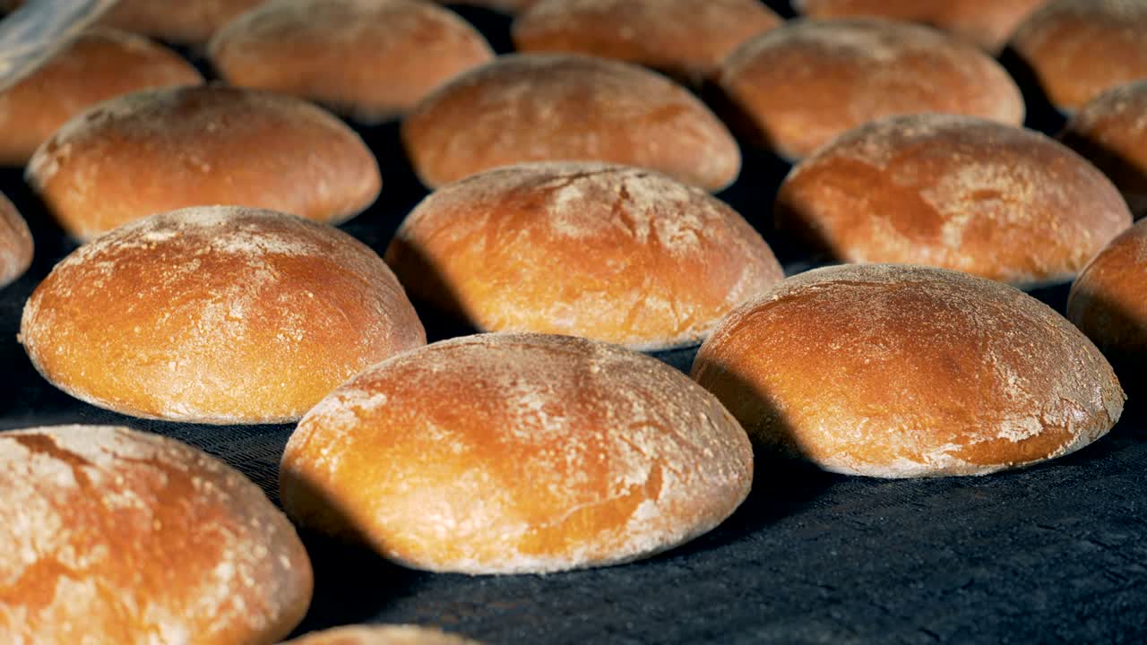 산업용 베이커리 컨셉: 둥근 이 오븐에서 컨베이어에 나옵니다.